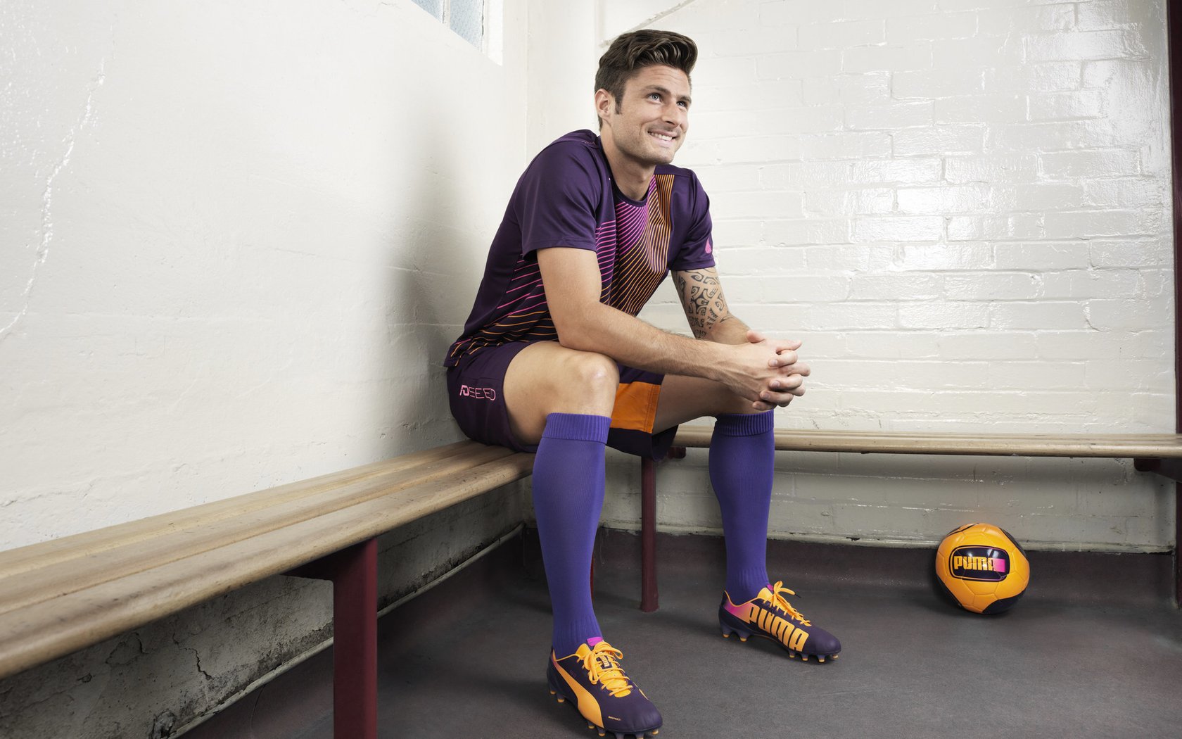 足球赛场新人崭露头角备受期待,足球入场表演